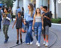 Abseits der arbeit hat heidi klum vier kinder, die sie über alles liebt und schützt. Pin Von Sw Hsu Auf Hk Leni Klum Promis Klum