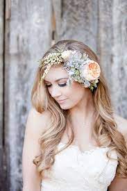 Tips And Ideas For Wearing Fresh Flowers In Your Hair For Your Wedding Wedding Hair Flowers Flowers In Hair Flower Crown Hairstyle