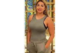 لا تعد هذه هى الأزمة الأولى للمذيعة مى حلمى، فهى صاحبة سجل حافل بالأزمات، فمنذ فترة ليست بالطويلة أثارت حلمى أزمة مع لاعب الزمالك السابق التونسي فرجاني ساسي أيضاً، ويرجع رواد التواصل الاجتماعى الأزمات المتتالية التى. 6hcca6cezimekm