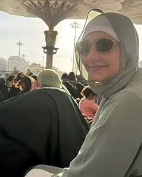 Durefishan Saleem shared a heartfelt moment from her Hajj journey, sending prayers and warm wishes to Muslims around the world. #akbuzz #DurefishanSaleem