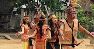 Pada awalnya, ketika masyarakat dayak hendak membangun rumah, maka mereka diwajibkan untuk melakukan adat bernama ngayao. Yuk Kenali Indahnya Pakaian Adat Dayak Kalimantan Tengah Borneo24 Com