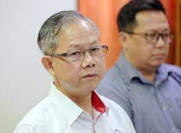 Timbalan menteri kesihatan, dr lee boon chye, berkata keluarga remaja warga ireland berkenaan mempunyai hak untuk membuat keputusan terhadap mayat mangsa. Ex Deputy Health Minister Says Coronavirus Still Present Warns Of Resurgence When Businesses Resume