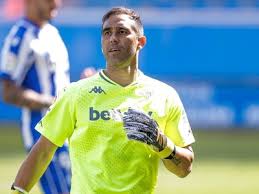 El betis llegó a un acuerdo con claudio bravo para que se convierta en el segundo fichaje de la era pellegrini tras la llegada hace unos días de martín el betis ata así un refuerzo para su portería, foco prioritario desde el inicio del verano. Claudio Bravo Claudio Andres Bravo Munoz Real Betis