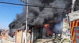 Lista de bens tombados pelo instituto do patrimônio histórico e artístico nacional (iphan). Bombeiros Combatem Incendio Em Galpao De Carapicuiba Sp Noticias R7 Sao Paulo