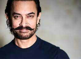 Avec aamir khan, manisha koirala karan est un celibataire qui croque la vie à pleine dents, et n'hésite pas à user de ses charmes pour séduire de riches héritières, continuant ainsi à mener un grand train. Aamir Khan Jets Off To Panchgani To Celebrate Christmas With His Family Bollywood News Bollywood Hungama