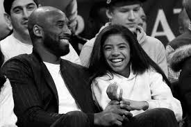 Kobe bryant goes up for a shot between the boston celtics' paul pierce and al jefferson during an nba basketball game in los angeles on feb. Kobe Bryant 41 Gianna Bryant 13 Hier Finden Sie Ihre Letzte Ruhe Gala De