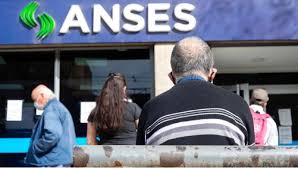 A partir del 1° de junio, las jubilaciones, pensiones y las asignaciones universales y familiares de la anses aumentan un 12,12%. Bono 15 000 De Anses Auh Aue Tarjeta Alimentar Jubilaciones Y Desempleo Quienes Cobran Hoy 29 De Junio