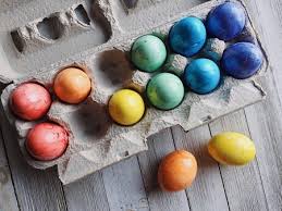 Mezcla 1 cucharada de aceite vegetal en el tinte para crear un efecto de mármol en tus huevos de pascua. Siete Originales Ideas Para Decorar Huevos De Pascua Con Ninos