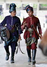 Baju ini sesuai dipakai oleh semua golongan masyarakat tidak mengira usia. Busana Melayu Di Era Silam Page 5 Carigold Forum