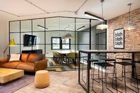 Hybrid Workspaces: Essential Insights for 2025