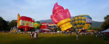 In addition to the hot air balloons, there was a fun zone with attractions like water orb, roller orb, hamster orb, petting zoo, inflatables, trampoline, reverse bungee and bull ride. Bunte Heissluftballons Uber George Town Groovy Planet