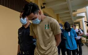 Nak tahu lebih lanjut, jemput hadamkan perkongsian tok hari ini. Pasangan Kekasih Tular Polis Paut Pada Bonet Kereta Didakwa Di Mahkamah Free Malaysia Today Fmt