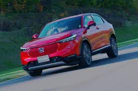 It features a sporty gloss black lower garnish and black chrome and black honeycomb pattern grille, along with 17. Honda Hr V 2022 Neues Design Reduziert Den Spritverbrauch Speed Heads