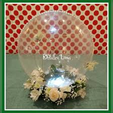 Para que decores tu mesa con globos tienes que. Centro De Mesa Con Flores Naturales Y Globos Christmas Bulbs Christmas Ornaments Instagram