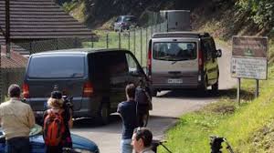 Claire garibaldi, brillante opj à lyon, revient mener lenquête sur les lieux de son enfance. Massacre En Haute Savoie La Fillette Rescapee Parle