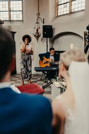 Kostenlos noten und texte herunterladen und frühlingslieder anhören. Hochzeitslieder Und Hochzeitssongs Fur Die Trauung Dies Das Eheversprechen Hochzeitsplanung Hochzeitstrends
