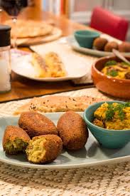 Falafel Mit Karottendip Und Fladenbrot Vegetarisch Arabisch Falafel Arabische Gerichte Fladenbrot