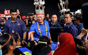 Di akhir analisisnya, beliau merumuskan untuk malaysia stabil politiknya, maju ke depan, dan mampu bersaing di dunia global dan era digitalisasi, negara perlu kepada pemimpin yang mendahulukan negara dari bangsa dan berpemikiran demokratik. Negara Tidak Akan Maju Tanpa Kestabilan Politik Utusan Borneo Online