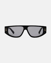 Trova immagini stock hd a tema occhiali e milioni di altre foto, illustrazioni e contenuti vettoriali stock royalty free nella vasta raccolta di shutterstock. Occhiali Da Sole Quadrati Neri Stella Mccartney