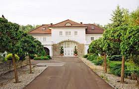 Das lagertor, in dessen keller häftlinge ermordet wurden, wurde zu einer schmucken villa umgebaut. Unsichtbares Horen Zeithistorische Forschungen