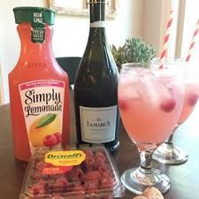 Easy Raspberry Lemonade Cocktail Spritzer Cheers To This Summer And Party Favorite Simple To Make So Lemonade Cocktail Raspberry Lemonade Simply Lemonade