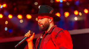 Carín León improvisa acapella tras fallas técnicas y errores en las canciones en Supernova Génesis 2026: “¡Esa rola no es mía!