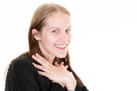 Mulher bonita com longos cabelos loiros linda mão no peito do queixo