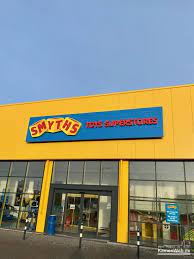 The toysrus creative team decided to simplify things by removing geoffrey's family so they could depict him as a child. Aus Der Kamener Toys R Us Filiale Wird Ein Smyths Toys Superstore Nachrichten Aus Kamen Auf Kamenweb De Onlinemagazin Fur Kamen