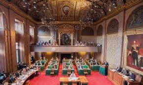 Als die opengaat, komt het kabinet naar buiten met een reactie op het vernietigende rapport over de toeslagenaffaire. Op Wie Kan Het Kabinet Straks Rekenen Stukroodvlees