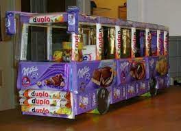 auto aus sussigkeiten basteln meine freundinnen wollten mal so einen bus einer anderen freundin zum geburtstag schenk geschenke basteln geschenkideen geschenke