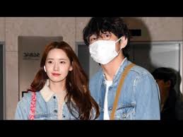 Yoona likes cooking so much that she once said that if she didn't become a singer, she would be a. Is It True V Yoona Dating Youtube