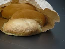 Pour Tout Ceux Qui Ne Sont Jamais Rentres Dans Une Boulangerie Un Dimanche Matin En Belgique Les Pistolets Sont De Petits Pains Blancs Que Les Belges Mangent A
