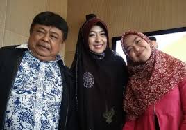 Ia merupakan adik kedua dari penulis sekaligus aktris oki setiana dewi. Ramai Artis Jadi Youtuber Ria Ricis Makin Semangat