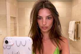 We rounded up 26 of emily ratajkowski's best beauty looks — including some gorgeous hair and makeup moments — from her red carpet and runway appearances, as well as some tips from her makeup. Emily Ratajkowski S 5 Minute Makeup Routine Hypebae
