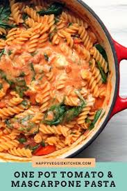 This One Pot Pasta Has A Luxurious Tomato And Mascarpone Sauce And Lots Of Fresh Spinach It S An Easy Healthy 30 Minute Veget In 2020 One Pot Pasta Food Pasta Dishes