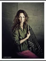 Maintenue à l'écart des projecteurs pendant son enfance, elle ne participe que brièvement en 2016, comme figurante. Paolo Roversi Captures Top Models For Vogue Italia September 2014 1 Anne Of Carversville
