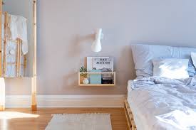 Die vier bettfüße bestehen aus jeweils zwei winklig verleimten und verdübelten leimhölzern. Ab An Die Wand Diy Zeitschriftenhalter Aus Holz Selber Bauen