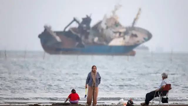 طهران تعلن شروط إعادة فتح "هرمز" بالكامل، والحوثيون يواصلون استهداف السعودية - BBC News عربي