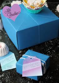 Eine rechteckige schachtel basteln geht fix und ist superleicht. Geschenkschachtel Falten Und Geschenketag Freebie