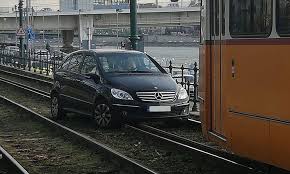 4️⃣ ha mégis úgy jártál, mint balázs, akkor vedd fel a láthatósági mellényt, használj elakadásjelző. Villamos Sinekre Hajtott Es Fennakadt Egy Auto A Lanchid Alatt