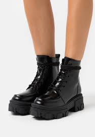 La semelle chaussure ou plutôt la semelle intérieure amovible que l'on place dans la chaussure, est un élément essentiel de confort. The Kooples Bottine Avec Grosse Semelle Bottines A Plateau Black Noir Zalando Fr