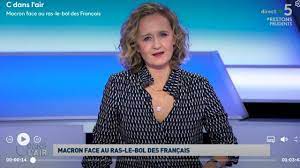 L'un de ses invités en duplex. The Blouse Printed Cats Of Caroline Roux In C In The Air The 23 11 2020 Spotern