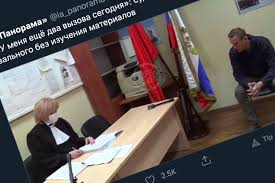 Напишите пост с тегами мемы и алексей навальный. Eto Sud Na Penkah Oj To Est Pryamo V Otdelenii Policii Personalnyj Servis Dlya Alekseya Navalnogo Situaciya Dikaya No Memy Smeshnye Meduza