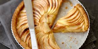 2 déposez la compote de pomme sur toute la pâte feuilletée, le plus plat possible. Tarte Aux Pommes