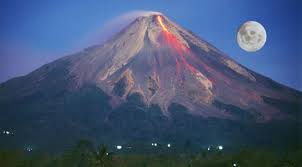 Kronologi kejadian erupsi gunung merapi tahun 2010 dimulai pada tanggal 20 september 2010 dimana. Mitos Tentang Gunung Merapi Yang Dipercaya Turun Temurun Borobudurnews