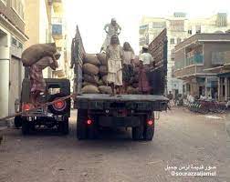 byrjinoiiaavwmq jpg large عمال يشحنون بضاعة من أحد المستودعات في جدة عام 1388هـ الموافق 1968 military vehicles military vehicles