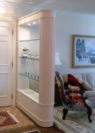 Berikut ini ulasan lemari hias ruang tamu dari kaca, jati & aluminium ❤. Pemisahan Antara Dapur Dan Ruang Tamu 80 Gambar Reka Bentuk Reka Bentuk Hiasan Eternit