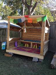 Thank You Pinterest This Is The Finished Simple Low Cost Playhouse We Had Built For Our Jardin Pour Enfants Amenagement Piscine Hors Sol Cabane Bois Enfant
