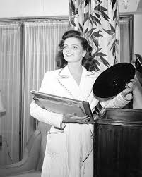 She worked as a reporter for the sydney morning herald for three years as a feature writer with a special interest in environmental issues. Geraldine Brooks Page 2 Actresses Bellazon