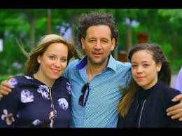 Készített híradót, majd hosszabb oknyomozó riportokat. O Istenes Bence 31 Eves Huga Bogi Ket Kisgyerek Edesanyja Hazai Sztar Femina
